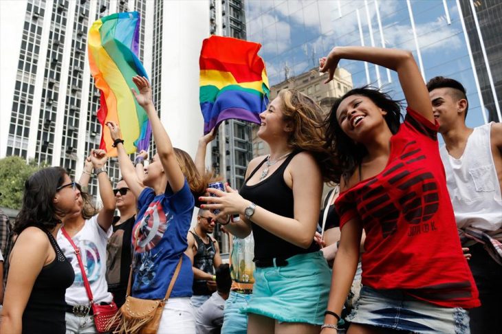 chicas bailando bandera gay