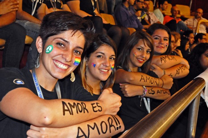 chicas manifestantes orgullo gay