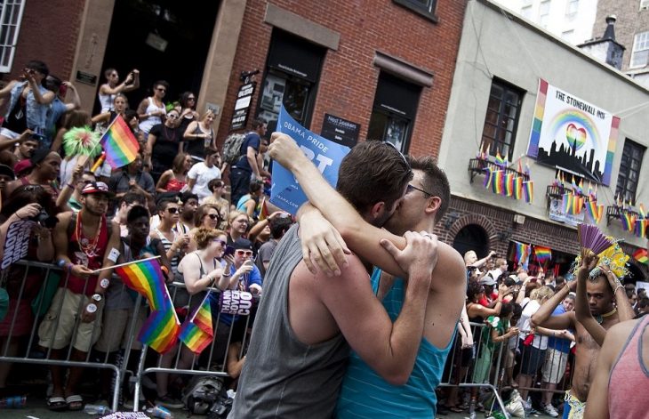 pareja hombres gay se besa en la calle