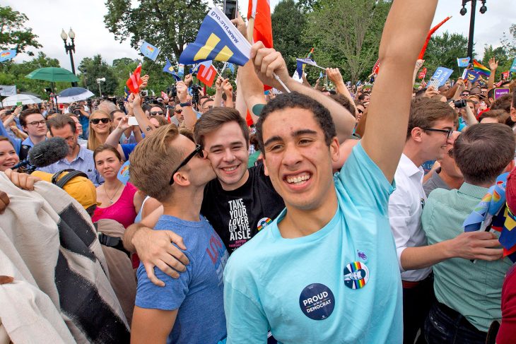 chicos gay durante desfile