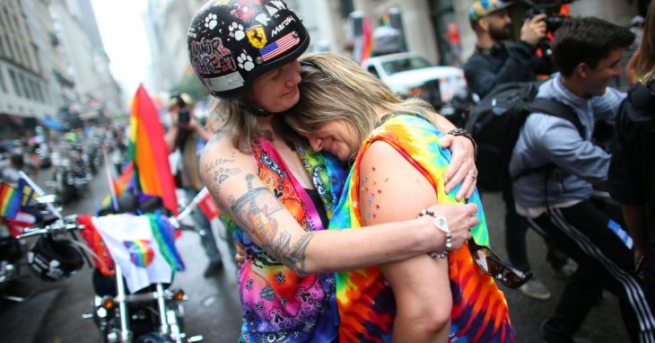 mujeres gay se abrazan durante desfile