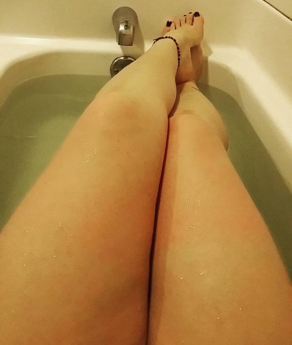 chica con piernas largas no cabe en tina de baño
