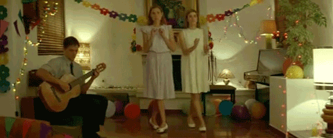 gif hermanas bailando igual