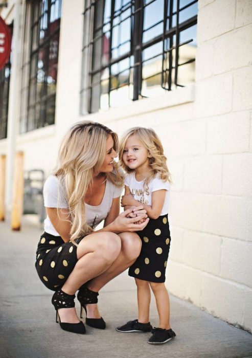 Mujer y niña con la misma vestimenta. 