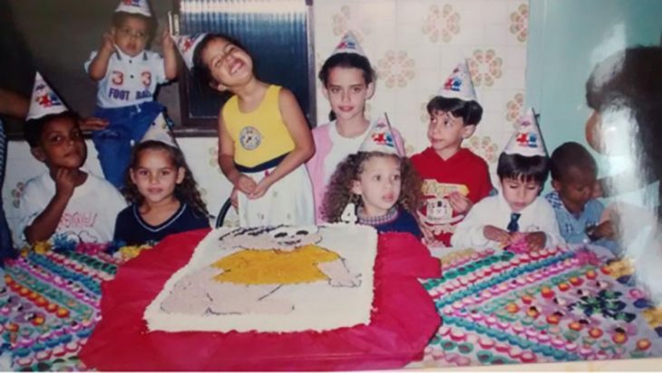 niños sonriendo en una fiesta de cumpleaños 