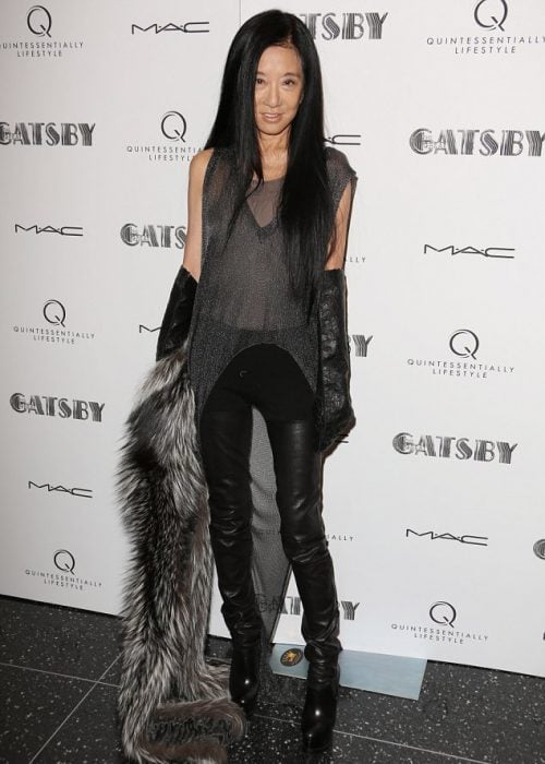 Diseñadora Vera Wng vistiendo leggins en color negro, blusa en color gris y un chaleco de piel 