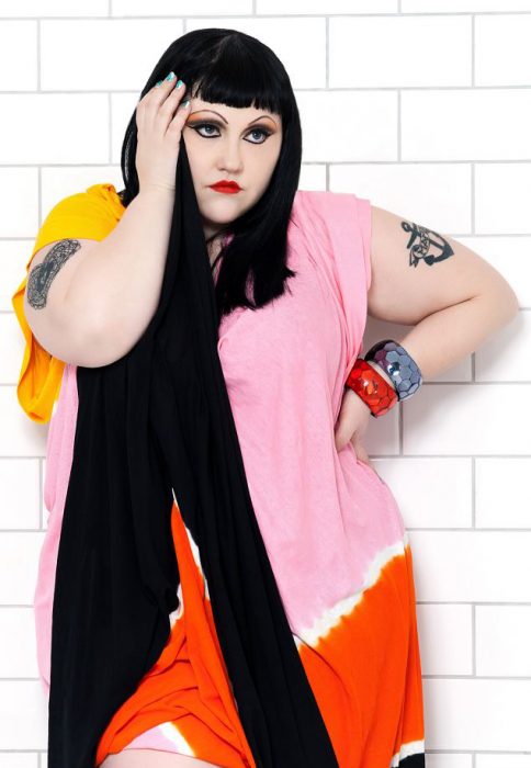 Beth Ditto vistiendo un vestido en color rosa, amarillo y rojo 