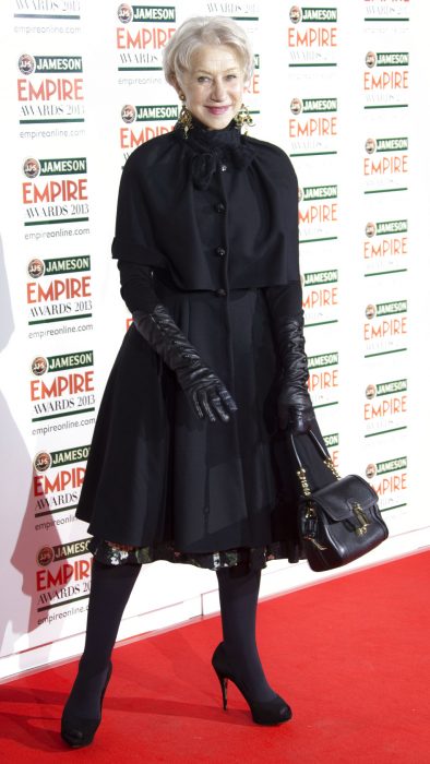 Helen Mirren siendo fotografiada en una alfombra roja 