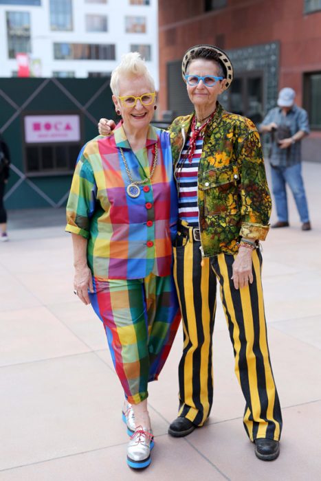 Mujeres de la tercera edad usando un traje de rayas y cuadros coloridos 