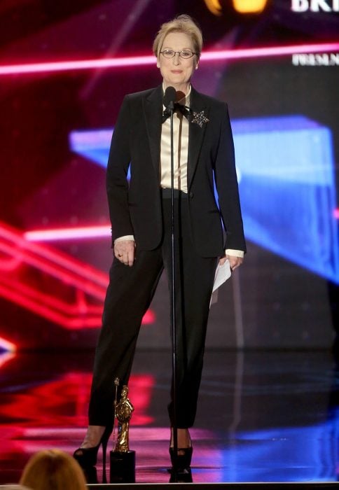 Meryl Streep usando un traje sastre durante la entrega de premios 