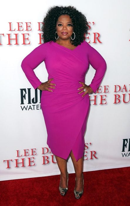 Oprah Winfrey usando un vestido entallado en color rosa 