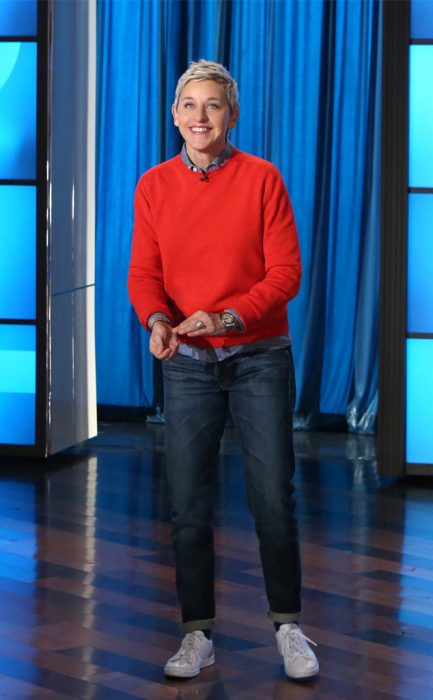 Ellen DeGeneres usando un pantalón de mezclilla y una sudadera roja durante su programa 