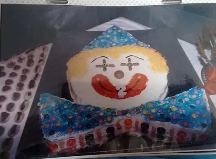 pastel de payaso con moño azul 