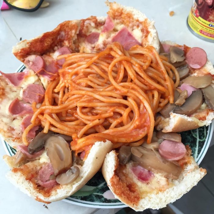 pan con champiñones y sopa de fideo