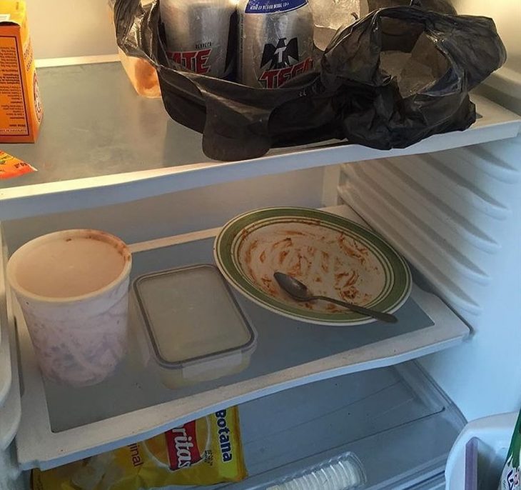 refrigerador con cervezas y plato vació