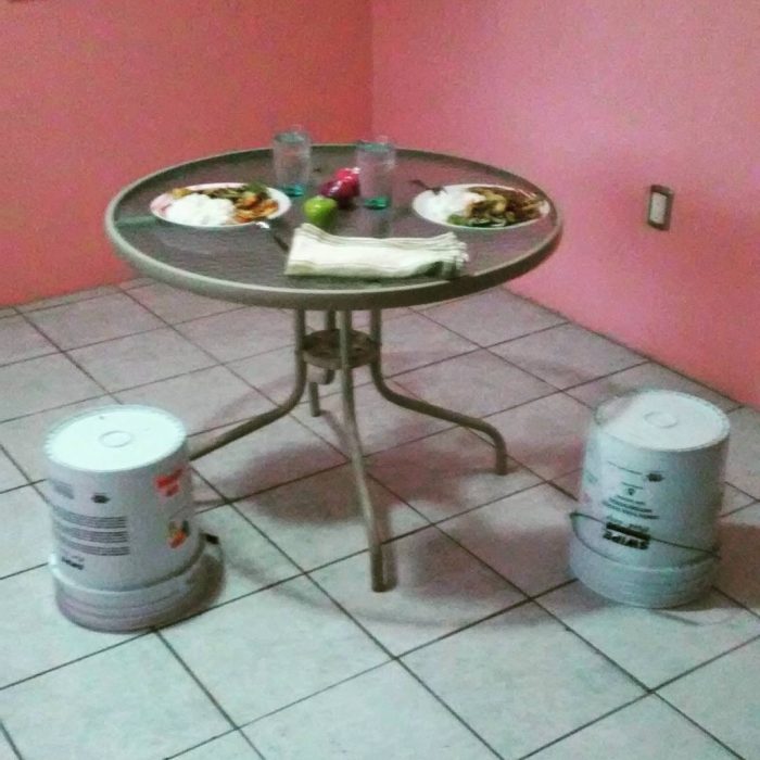 comedor con botes de plástico como sillas