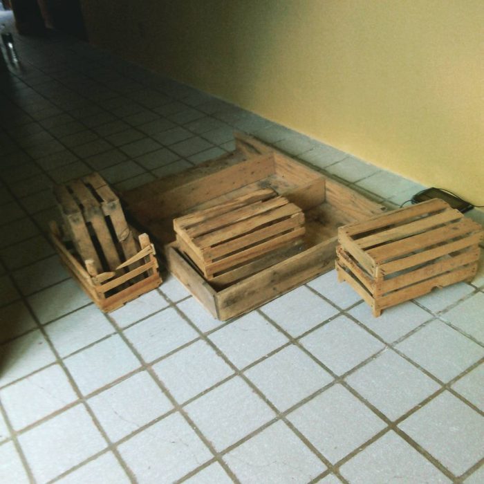 rejas de madera como juego de sala