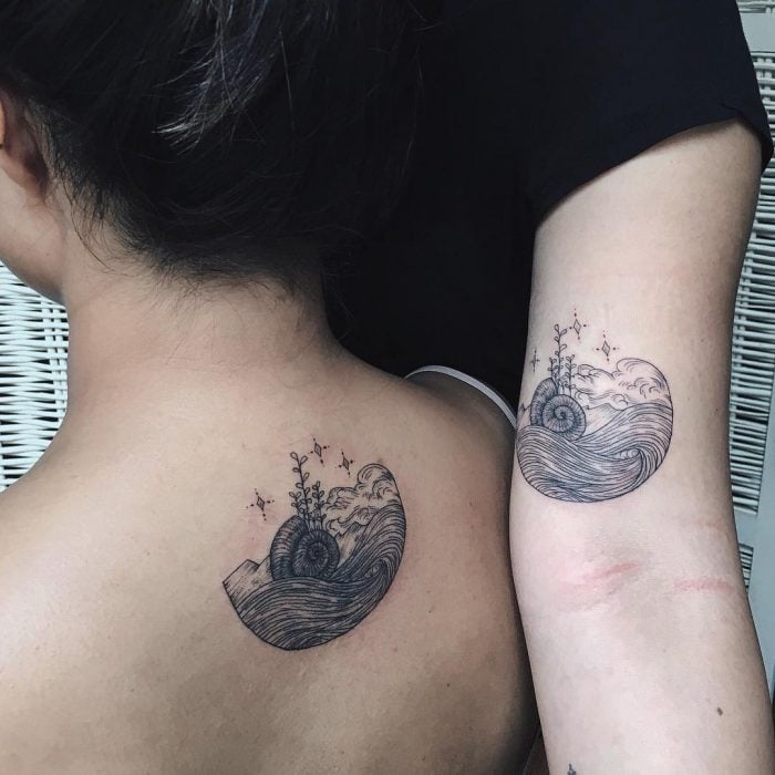 tatuaje pareja olas y caracol
