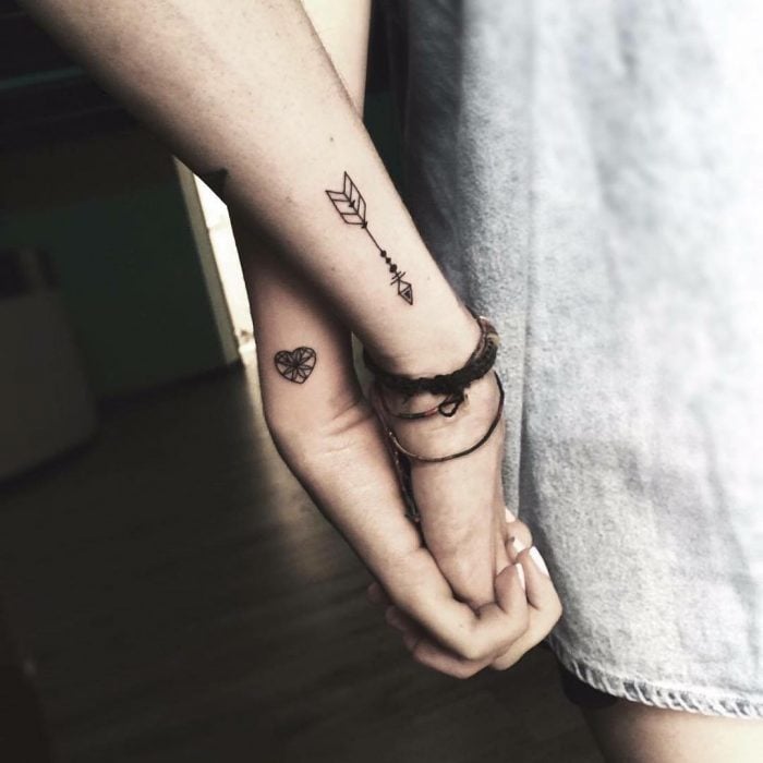 tatuaje pareja corazón y flecha estilizados