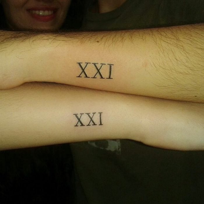 tatuaje pareja 21 en números romanos