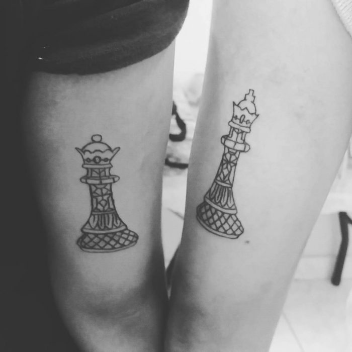 tatuaje pareja piezas ajedrez rey y reina