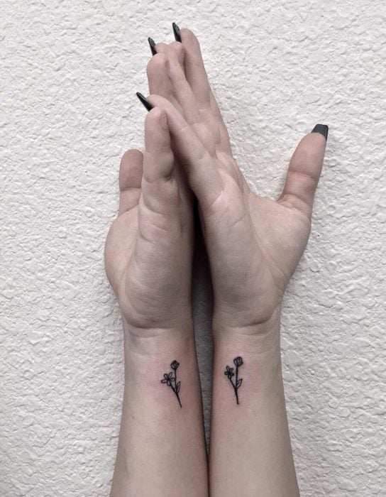tatuaje pareja flores pequeñas