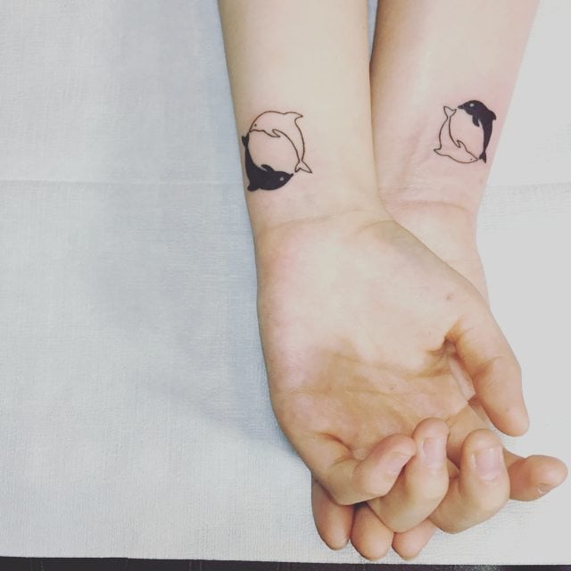 tatuaje pareja delfines blanco y negro
