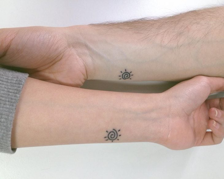 tatuaje pareja sol pequeño