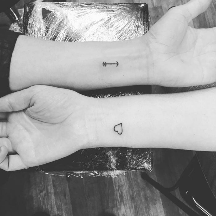 tatuaje pareja flecha y corazón pequeños