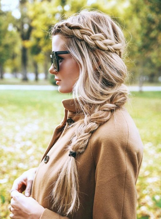 mujer de cabello largo con trenza de lado