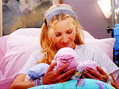 Escena de la serie Friends, Phoebe cargando una bebé.