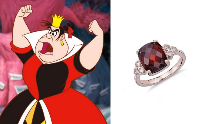 Anillo basado en la villana reina roja de la película alicia en el país de las maravillas