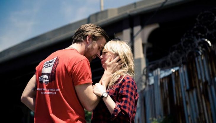 Pareja de novios mirándose a los ojos frente a un puente, escena película Blue Valentine, Cindy, Dean, Michelle Williams, Ryan Gosling