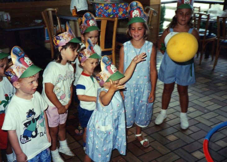 niños en restaurante con gorros de fiesta 