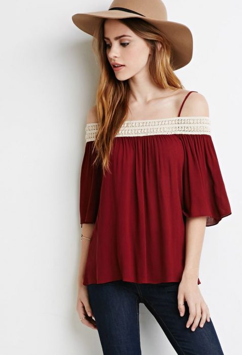 Chica usando una blusa sin hombros en color rojo y combinandola con un sombrero bohochic