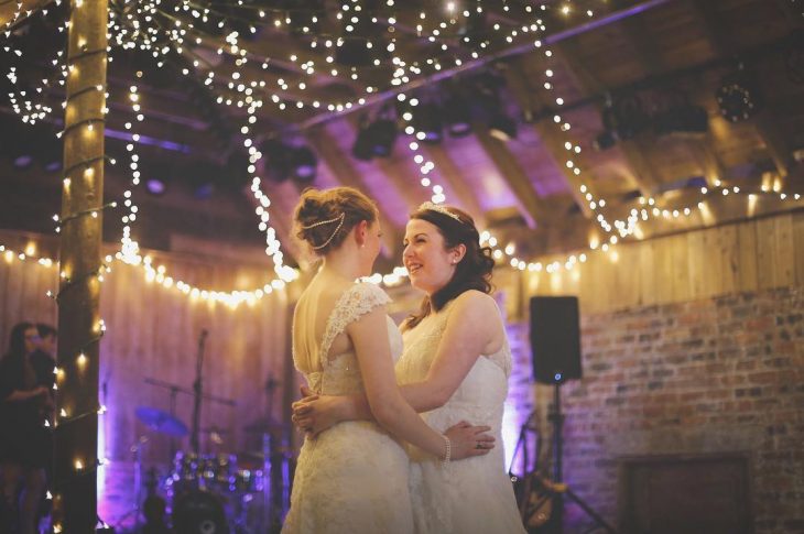 Chicas bailando el día de su boda 