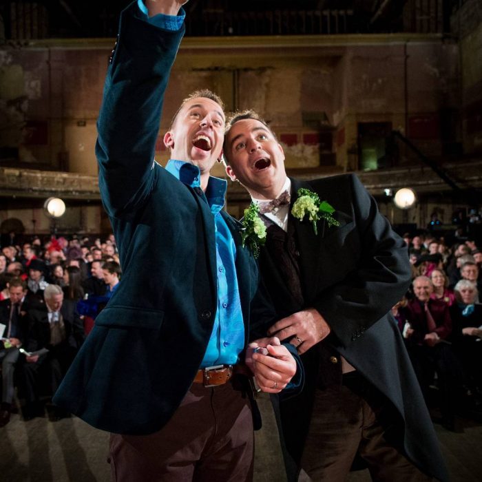 Chicos felices el día de su boda 