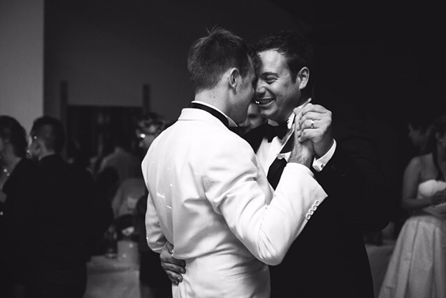Pareja gay bailando en su boda 