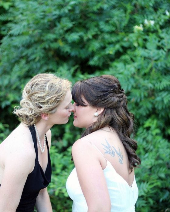 Chicas besándose el día de su boda 