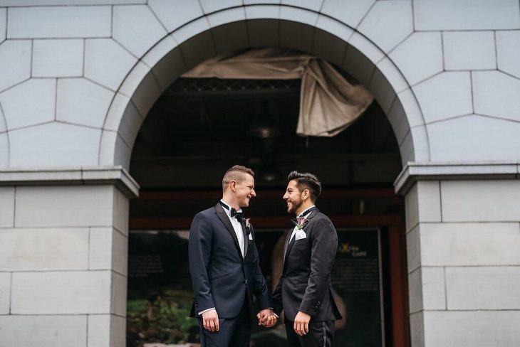 Pareja gay afuera de la iglesia el día de su boda 