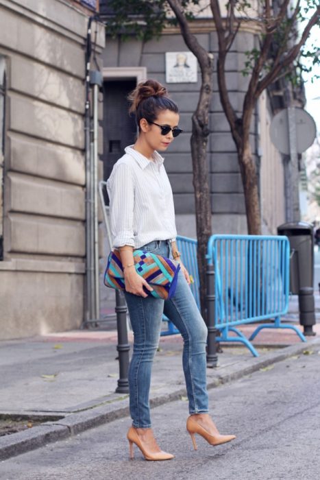 chica con jeans y zapatillas