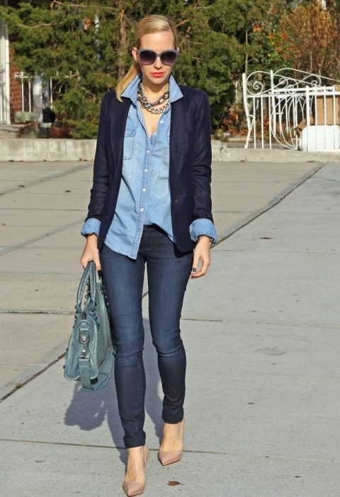 chica con jeans y blusa de mezclilla