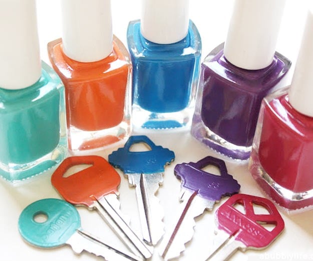 esmalte de uñas de varios colores y llaves pintadas 