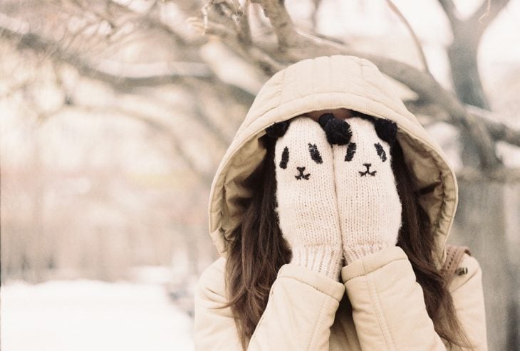 Chica con guantes de panda 