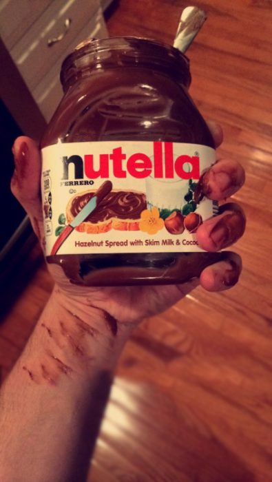 Mano llena de Nutella 