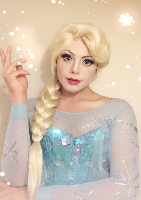 Richard Schaefer transformado en Elsa de Frozen 
