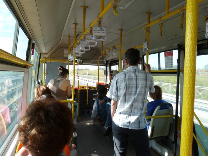 Personas dentro de un autobús 