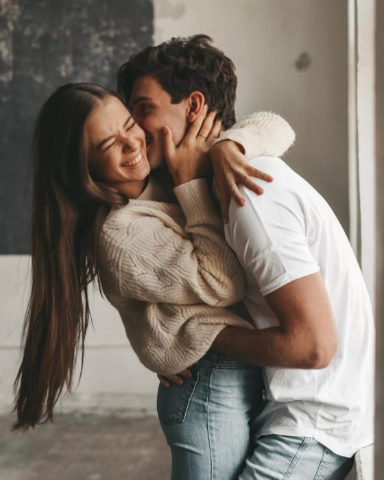 Pareja de novios abrazándose y riendo