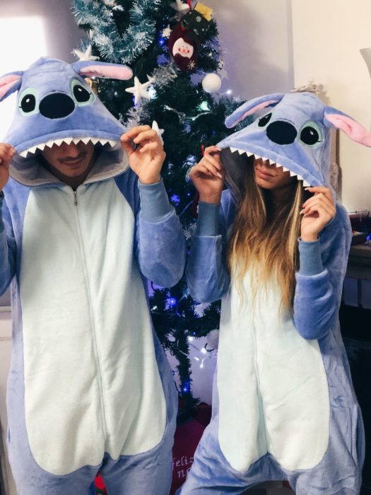 Pareja de novios con mamelucos de Stitch