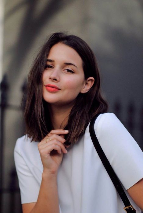 Chica con un corte de cabello long bob en capas 